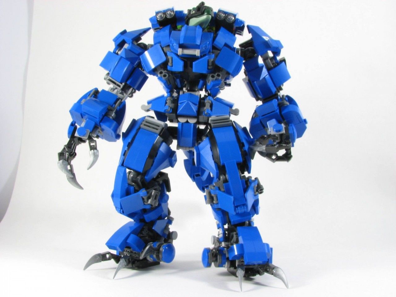 Робот для мальчиков синий игрушечный. Робот голубого цвета. Робот balbi bb-001 шагающий silver. Робот ганкер. Синий робот на пульту управления.